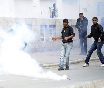Gaz lacrymogène à Tunis