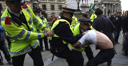 Arrestation d'un indigné à Londres