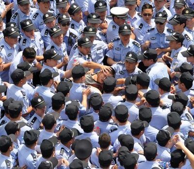 Arrestation d'un manifestant à Qidong