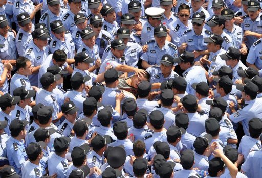 Arrestation d'un manifestant à Qidong