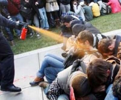 Policier utilisant du spray au poivre