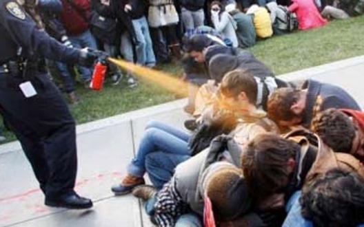 Policier utilisant du spray au poivre