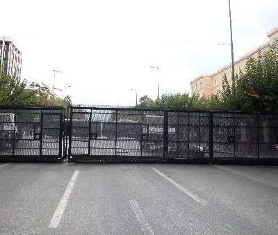 Des barrages anti-émeutes sont déployés à Athènes