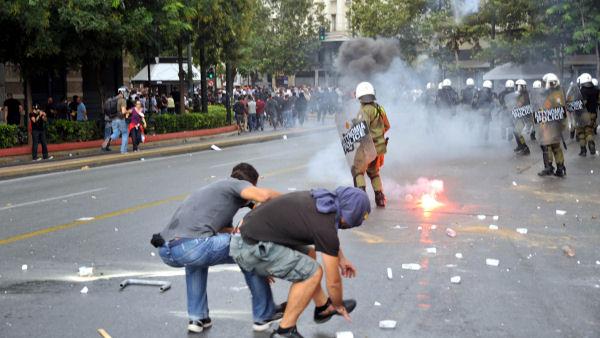 Les émeutiers brisent l'interdiction de manifester à Athènes