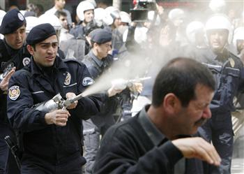 Spray au poivre contre des manifestants à Ankara