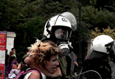 Jeune femme bouclier humain