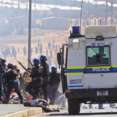 La police contre des ouvriers agricoles en Afrique du Sud