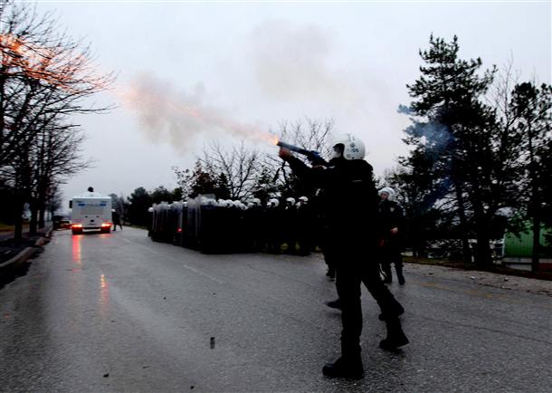 Répression d'une manifestation d'étudiants à Ankara