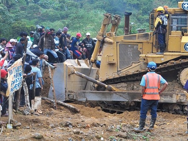 Bulldozer contre villageois aux Philippines