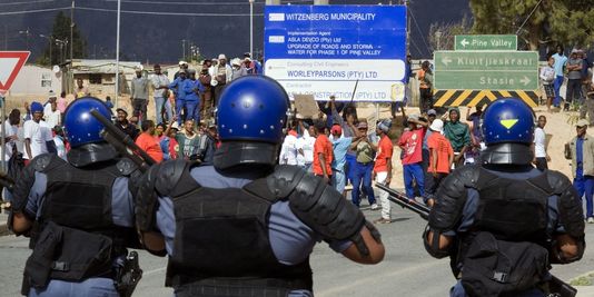 Police contre manifestants au Cap