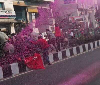 Canon à eau colorée à Dhaka