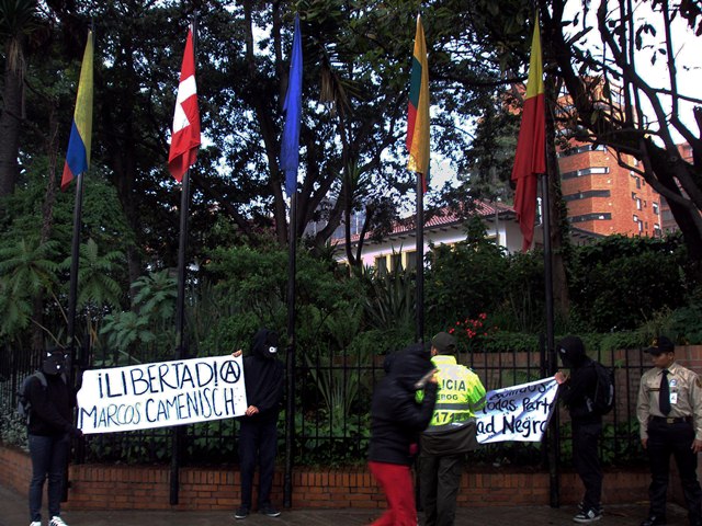Rassemblement devant l'ambassade de Suisse à Bogota