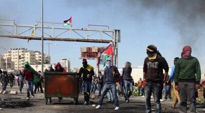 Des manifestants palestiniens devant la prison israelienne d'Ofer en solidarité avec les 1100 prisonienniers en grève de la faim en 2013 (archive)