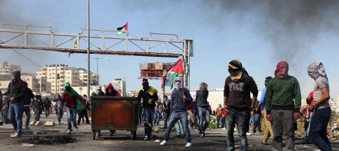 Des manifestants palestiniens devant la prison israelienne d'Ofer en solidarité avec les 1100 prisonienniers en grève de la faim en 2013 (archive)
