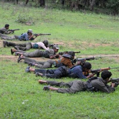 Guérilleros maoïstes à l'entraînement