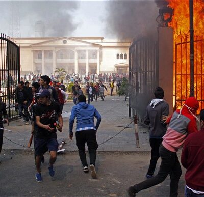 Incendie de bâtiments de la police au Caire