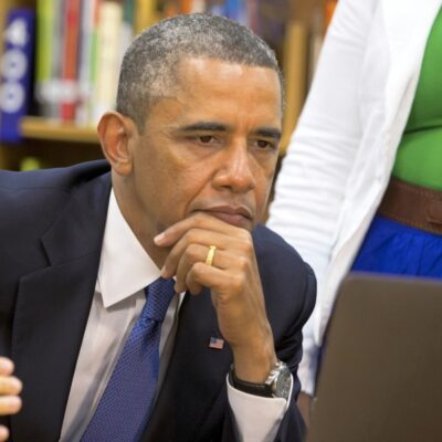 Obama lisant un e-mail