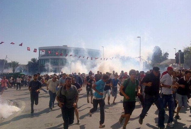 Manifestation devant l'assemblée nationale constituante