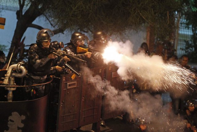 répression de la manifestation contre la visite du pape au Brésil