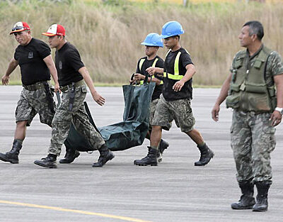 Les dépouilles des maoïstes tués sont amenés à une base militaire