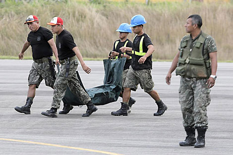 Les dépouilles des maoïstes tués sont amenés à une base militaire