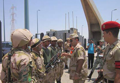 L'armée à proximité de l'usine Suez Steel