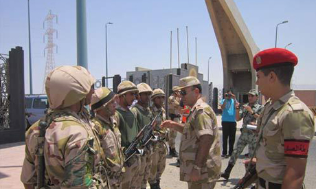 L'armée à proximité de l'usine Suez Steel