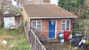 Un des cabanons de Slough, du type de ceux souvent transformé en logement