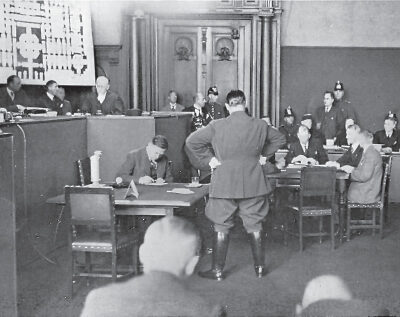 Procès de l'incendie du Reichstag: Dimitrov (de face, dans le box) accuse Göring (debout)