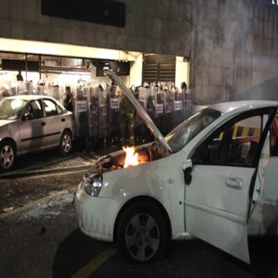 Voiture incendiée à Mexico