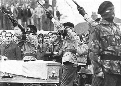 Des membres de l'IRA tirent une salve d'honneur aux funérailles de Bobby Sands