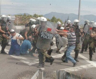 Affrontements grévistes vs policiers en Grèce