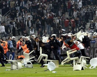 Les ultras turques contre la police