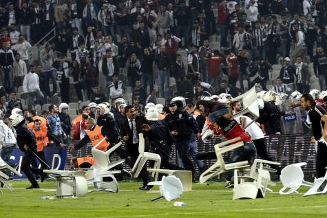 Les ultras turques contre la police