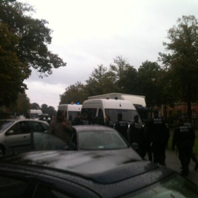 La police est présente en nombre aux abords de l'université