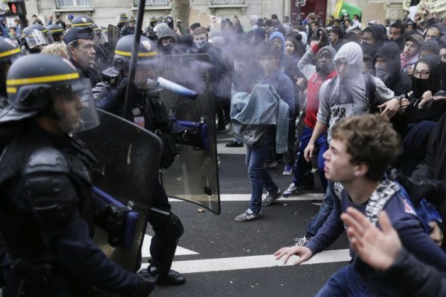 Etudiants contre policiers à Paris
