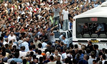 le bus, cerné par les habitants, après le massacre