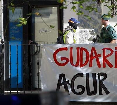 La police au siège d'Hernani de Herrira