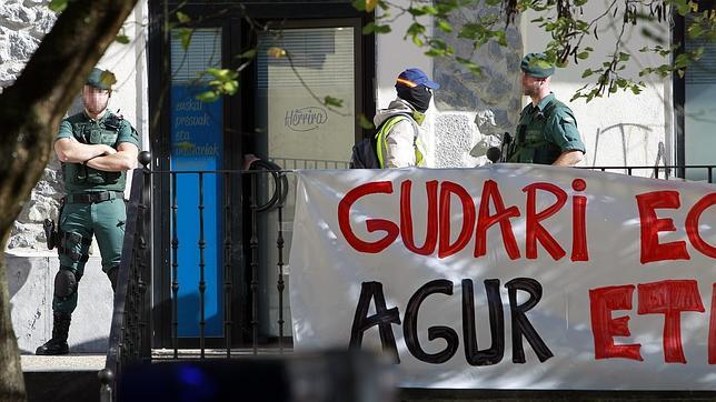 La police au siège d'Hernani de Herrira