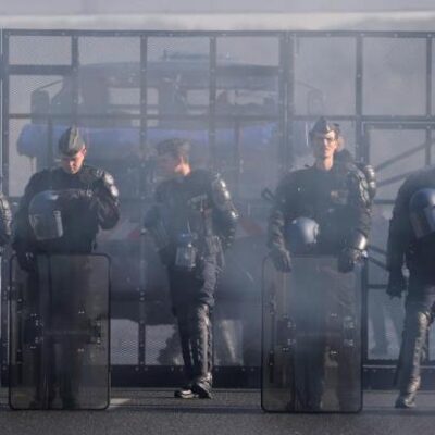 Déploiement policier devant un portique écotaxe