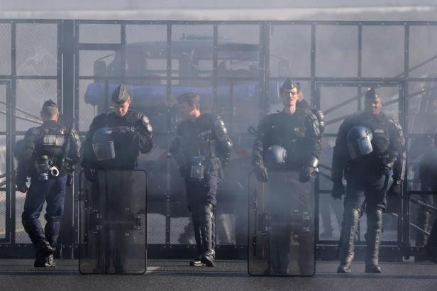 Déploiement policier devant un portique écotaxe