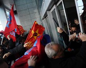 Affrontements devant le tribunal de Kartal