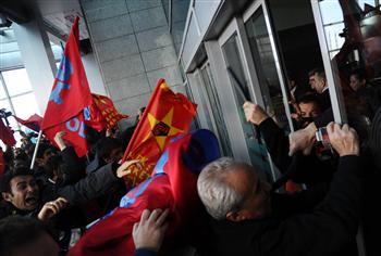 Affrontements devant le tribunal de Kartal