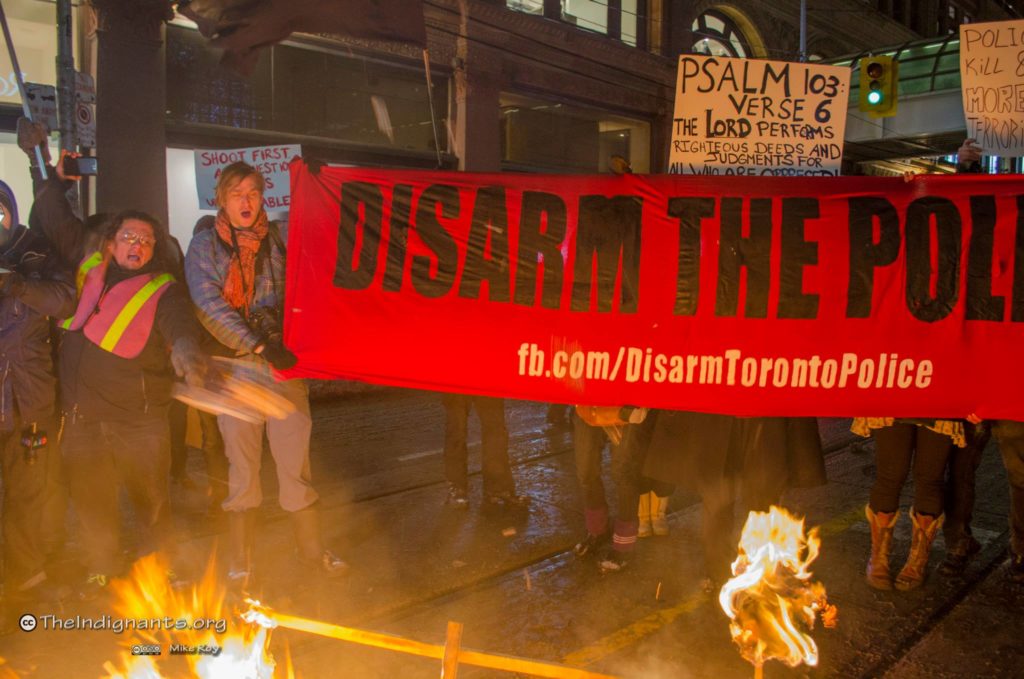 Manifestation à Toronto pour le désarmement des policiers