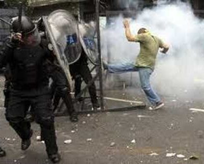 Etudiants contre policiers à Buenos Aires