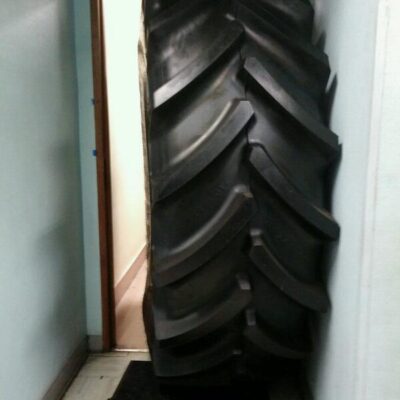 Directeur de Goodyear bloqué par un pneu dans une salle de réunion