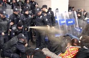 Gaz lacrymogène devant un tribunal d'Istanbul