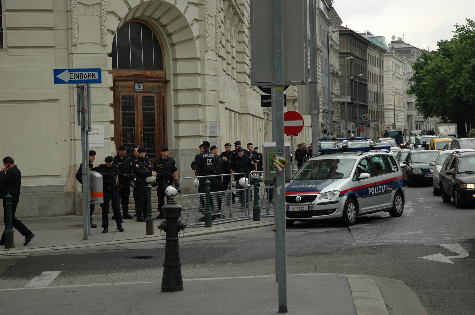 Le Polizeianhaltezentrum (PAS) de Vienne, protégé lors d'une manifestation de soutien aux sans-papiers