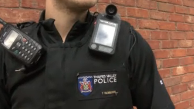 Policier doté d'une caméra