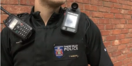 Policier doté d'une caméra